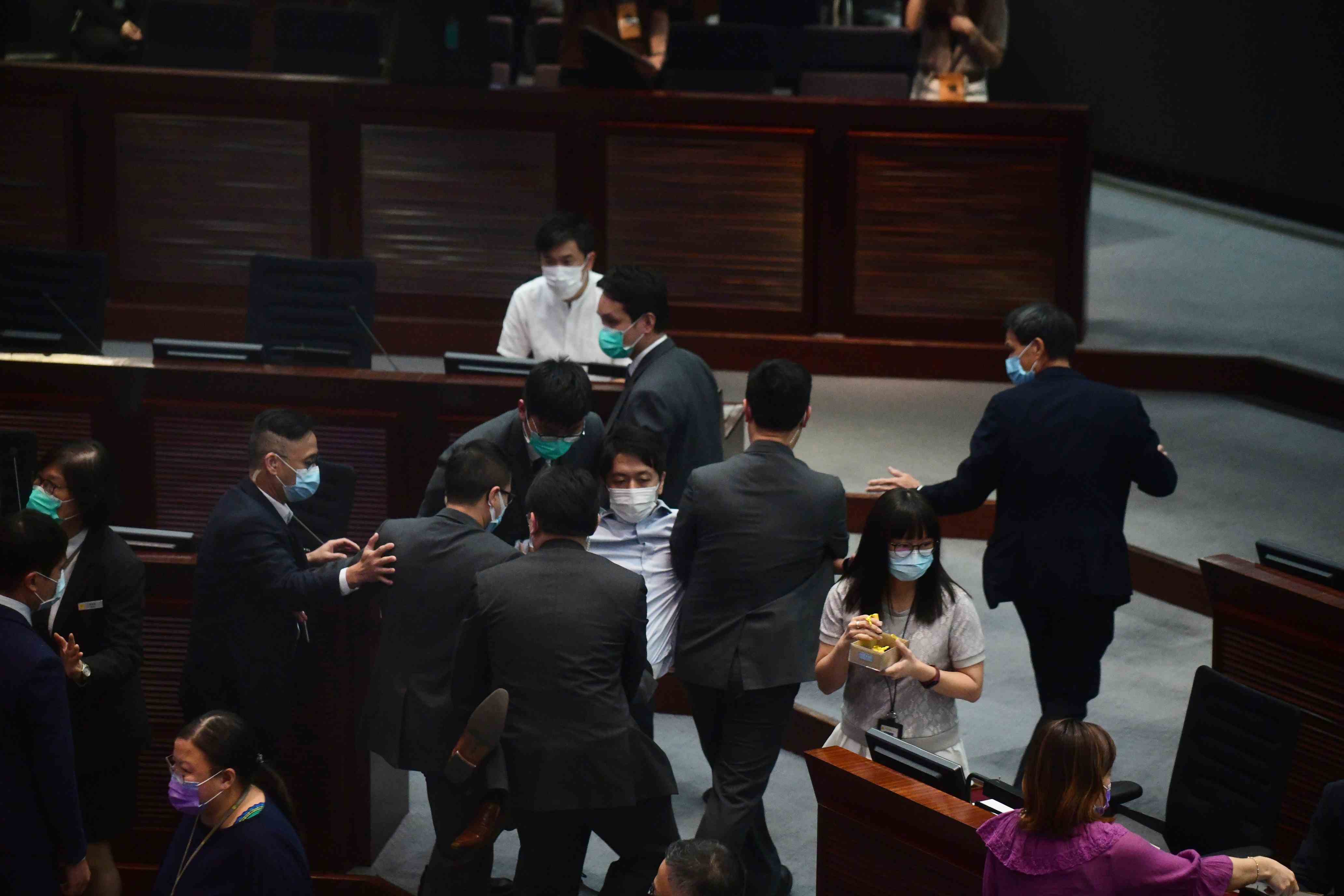 立會(huì)8委員會(huì)主席由建制派包攬  許智峯搶選票 秘書(shū)處報(bào)警