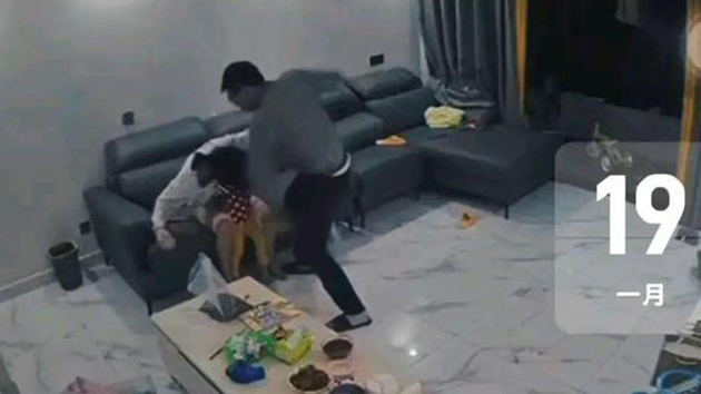 公司高管當(dāng)孩子面暴打妻子 西安警方通報：正在依法處理中