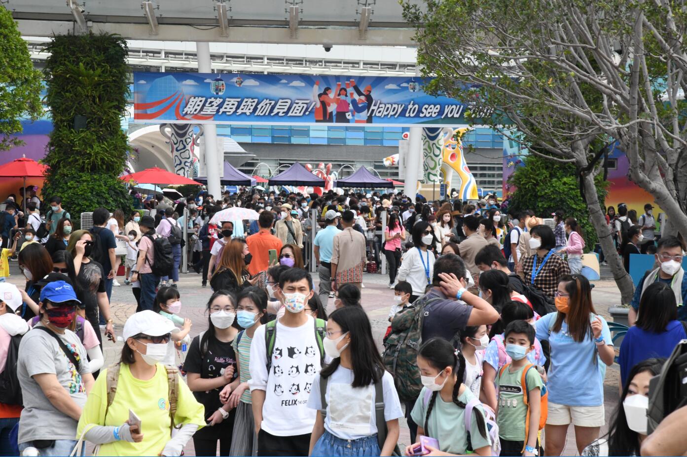 主題公園重現(xiàn)生氣 食肆餐廳座無虛席  「復(fù)常」首日人潮湧動