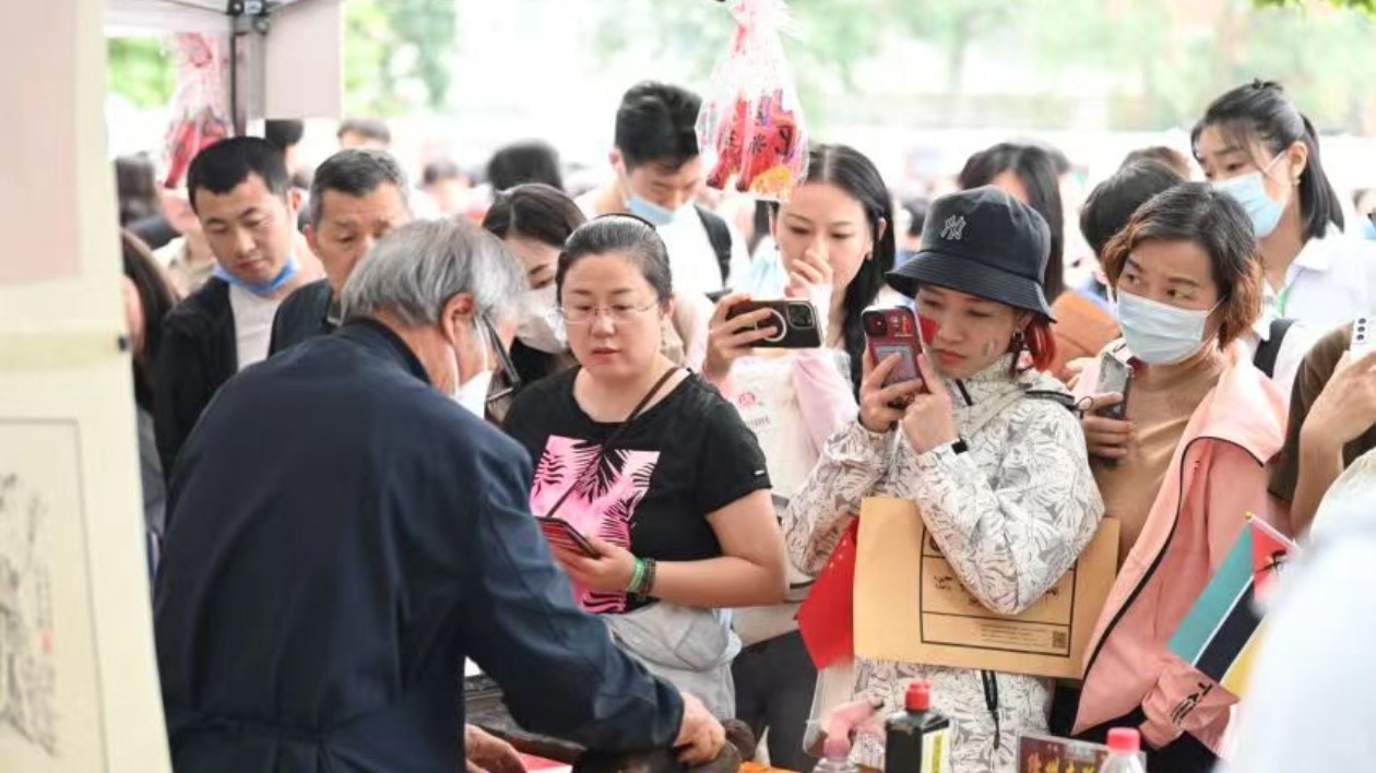 有片丨山西絳州木版年畫在北語留學(xué)生圈火了！