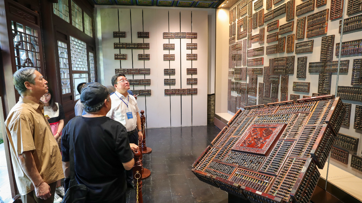 第八屆著名作家看山西太原行採(cǎi)風(fēng)活動(dòng)走進(jìn)晉商博物院