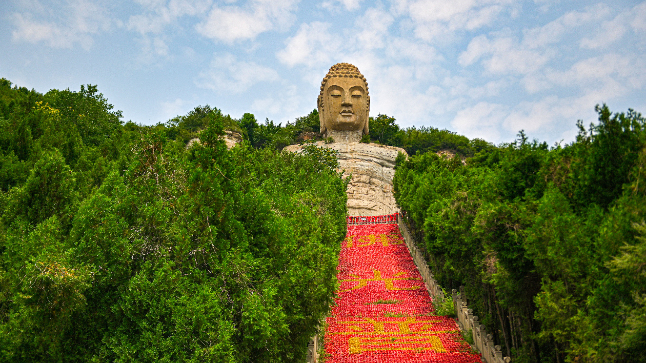 看世界最早露天摩崖石刻大佛 第八屆著名作家看山西太原行採風活動走進蒙山景區(qū)
