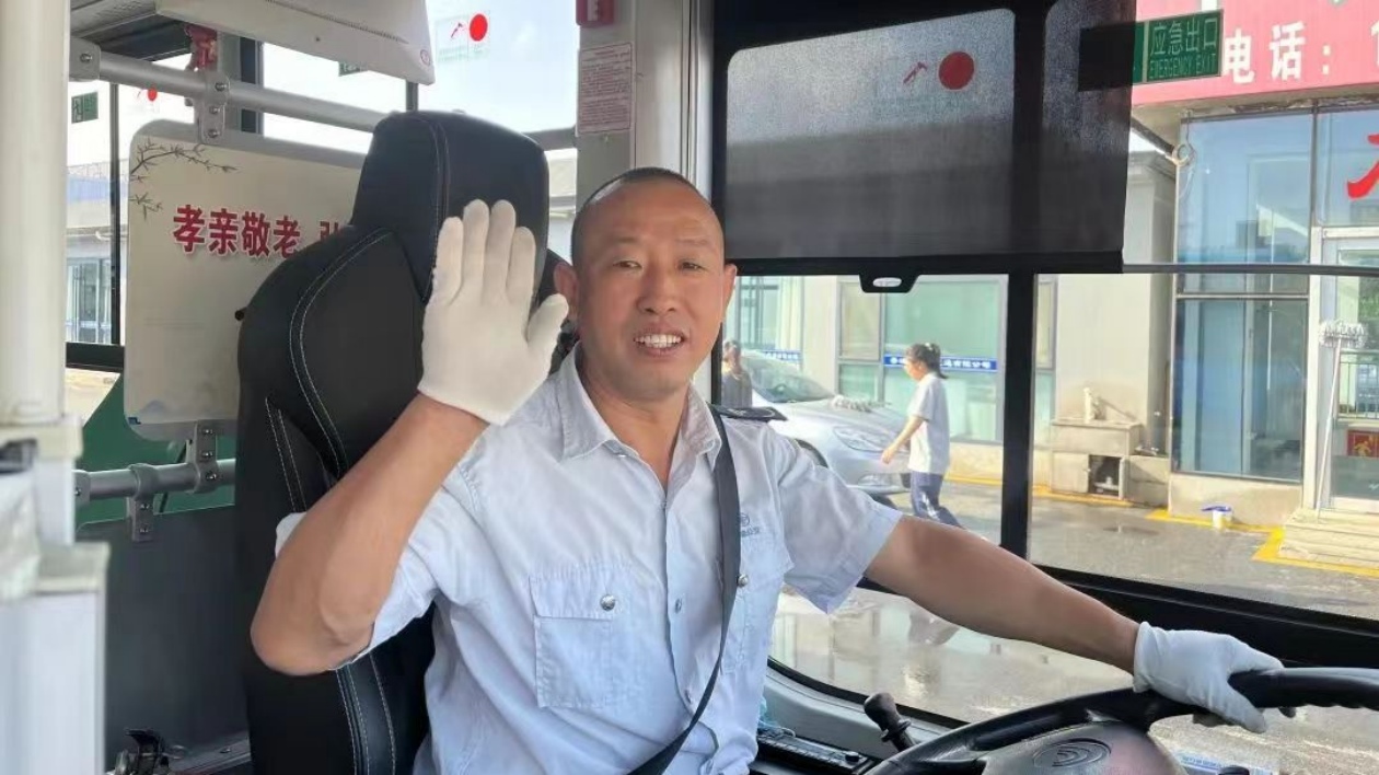 山西晉城公交司機(jī)貼心幫扶老人獲讚譽(yù)