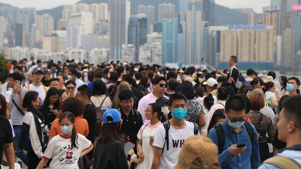 【商報圖說】單程證來港 未恢復(fù)兼老齡化