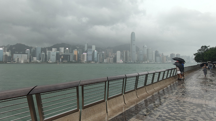 天文臺：「蘇拉」已減弱為強(qiáng)颱風(fēng) 料十號颶風(fēng)信號會(huì)維持一段時(shí)間