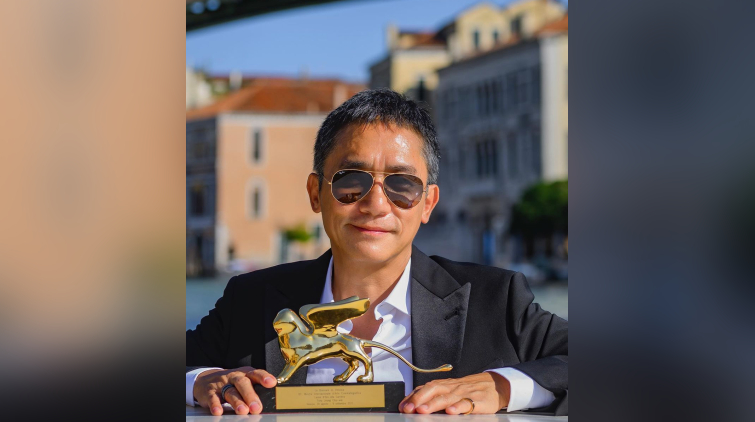 梁朝偉獲終身成就金獅獎(jiǎng) 劉嘉玲PO相：老虎帶獅子回家