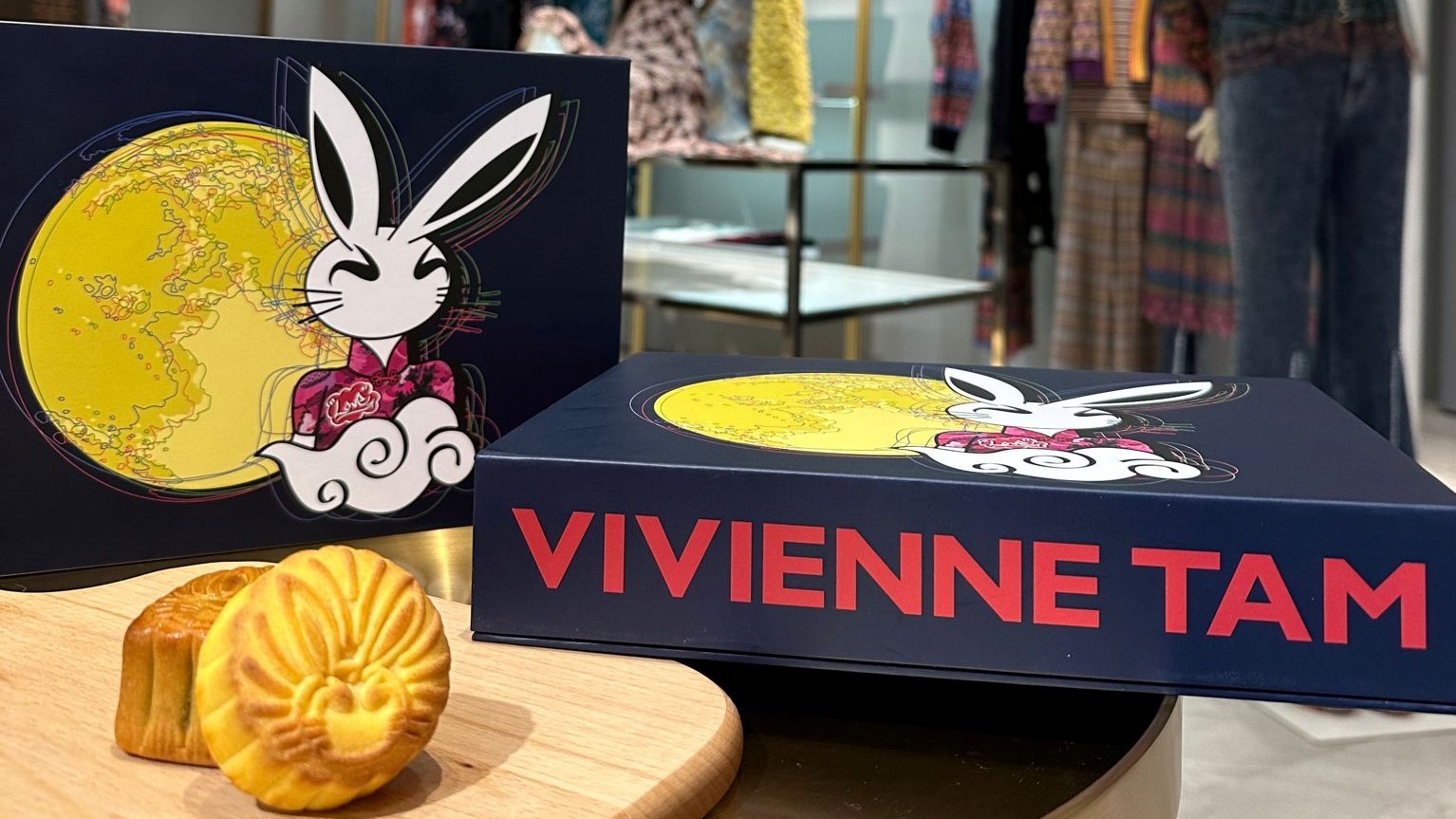 【美食】時裝品牌聯(lián)乘月餅禮盒 時尚月兔迎中秋