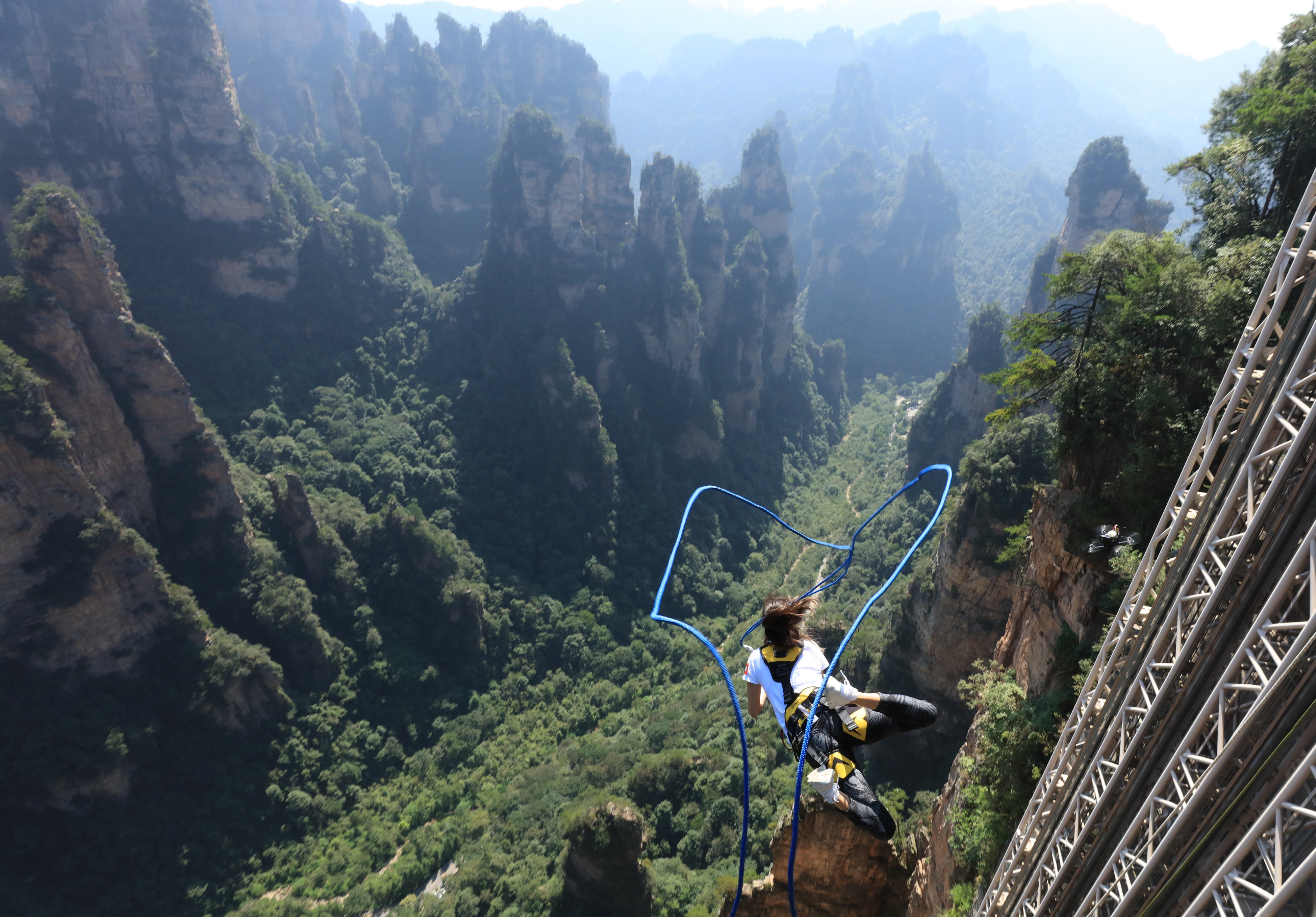 張家界：百龍?zhí)焯莸诙酶呖諛O限盪繩挑戰(zhàn)活動(dòng)啟幕