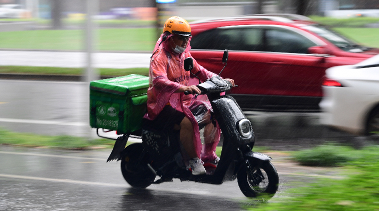 分區(qū)暴雨紅色預(yù)警信號生效中！深圳全市進(jìn)入暴雨緊急防禦狀態(tài)！