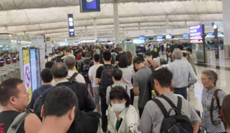 世紀(jì)暴雨｜機(jī)管局：機(jī)場(chǎng)運(yùn)作維持正常 前往機(jī)場(chǎng)公共交通受到影響