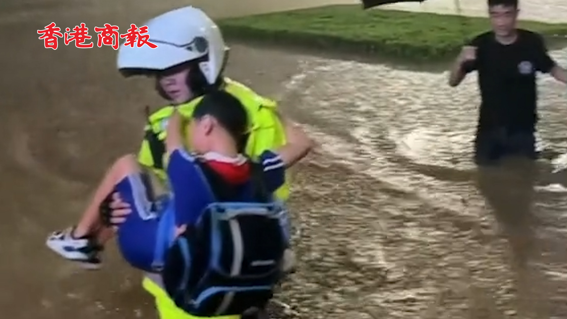 有片丨暴雨中 深圳交警「乘風(fēng)破浪」溫暖守護(hù)