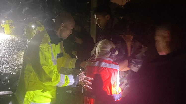 世紀(jì)暴雨｜黑雨襲港多處險情 警隊(duì)四出拯救被困市民