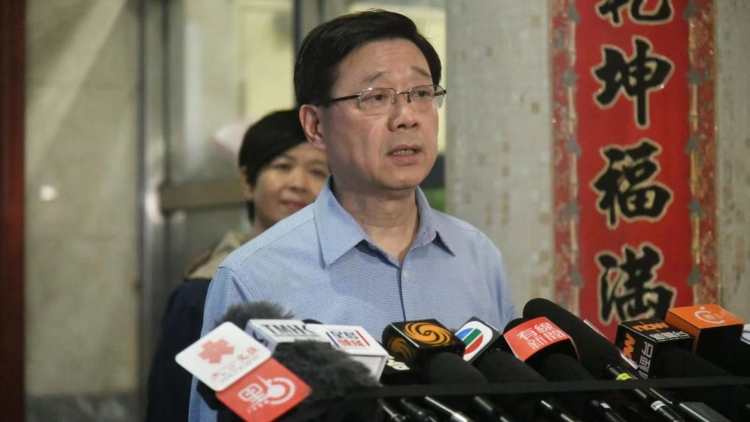 多圖 | 李家超視察耀東邨山泥傾瀉 政府會全力應(yīng)對並總結(jié)經(jīng)驗