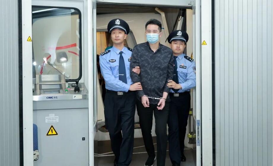 外逃人員凌燕舞被遣返回國(guó) 