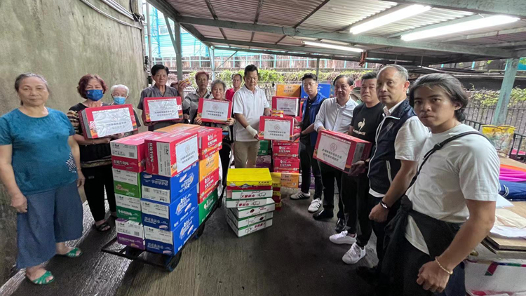 大埔鄉(xiāng)委會主席林奕權再到美援新村派發(fā)支援物資
