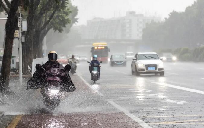 冷空氣攜暴雨來(lái)！部分地區(qū)「水浸街」，雨雨雨要下到什麼時(shí)候？周末天氣→ 