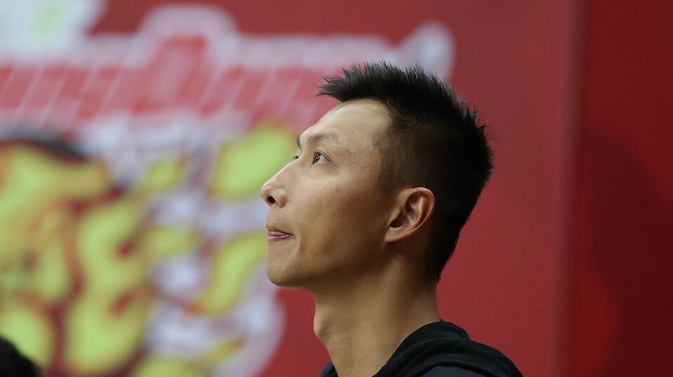 易建聯(lián)：喜歡籃球，直到遍體鱗傷 