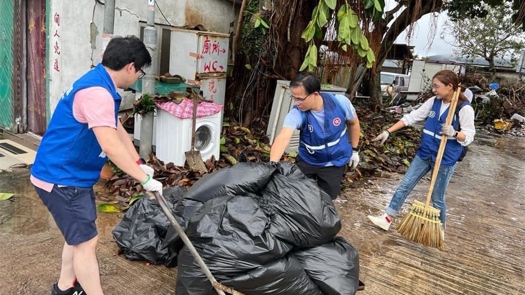 「地區(qū)之眼」體察社情民意 關(guān)愛隊(duì)與居民風(fēng)雨同路