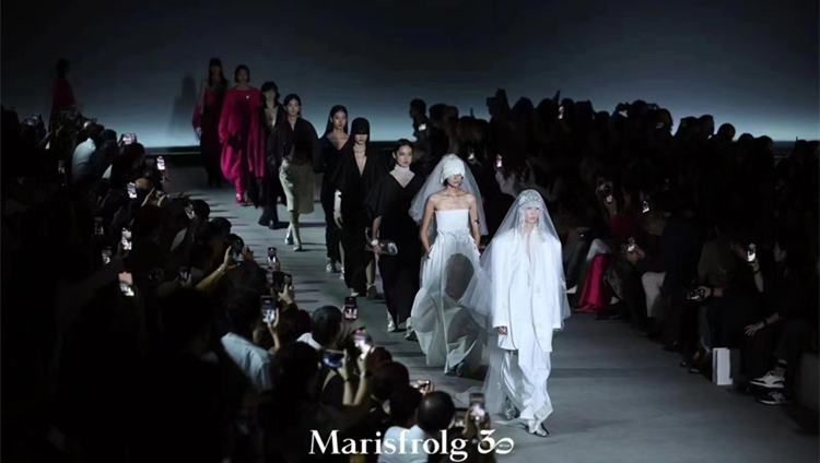 聚焦深圳時裝周首秀！「數(shù)字藝術(shù)與時尚」點亮大浪時尚小鎮(zhèn)之夜