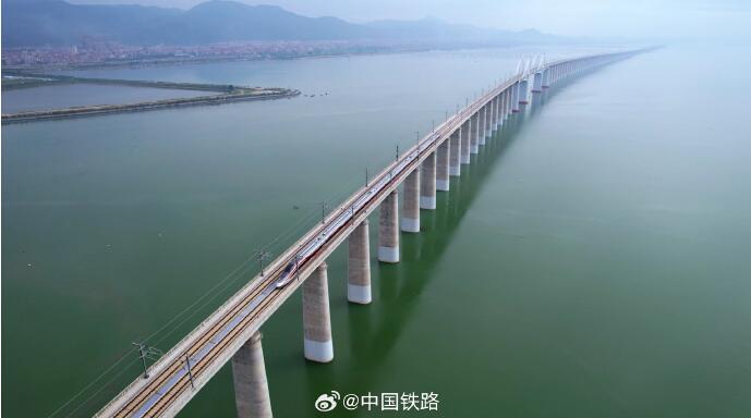 我國(guó)首條時(shí)速350公里跨海高鐵開(kāi)通運(yùn)營(yíng)