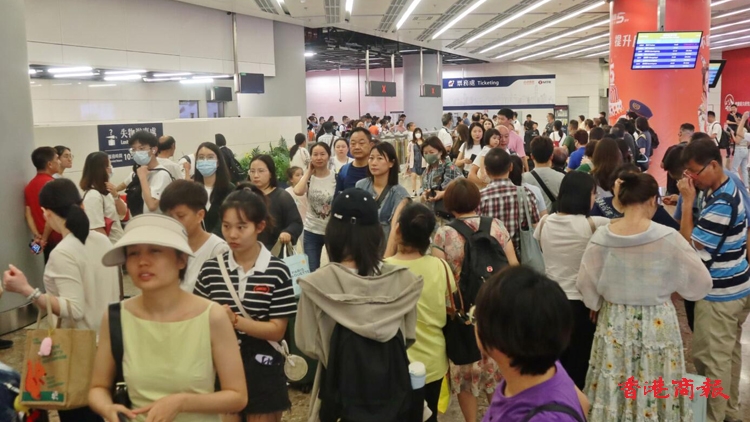 超級(jí)黃金周今啟動(dòng) 來(lái)港旅客絡(luò)繹不絕