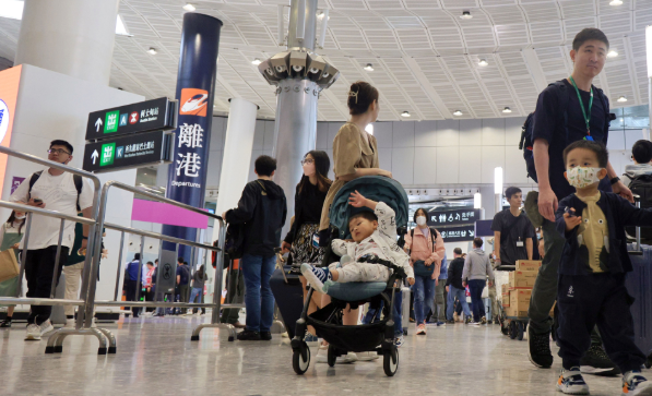 入境處料今日近50萬(wàn)人次經(jīng)陸路出境 港珠澳大橋口岸一度現(xiàn)過境人龍