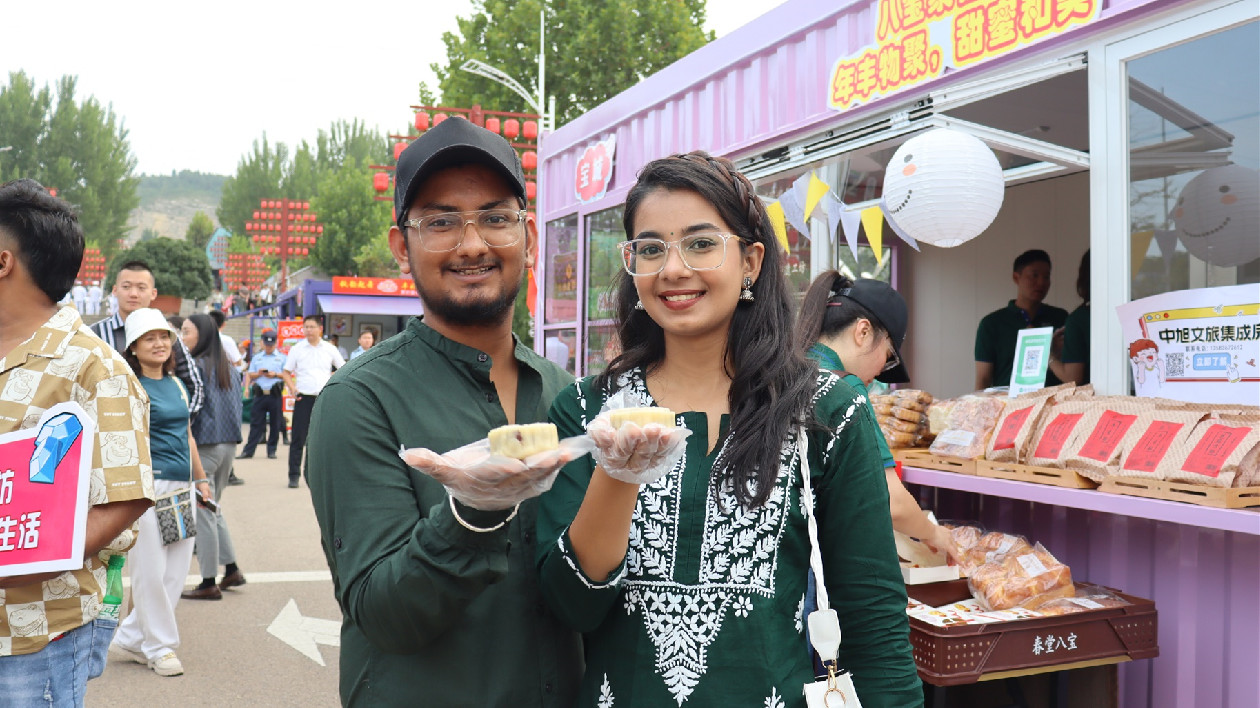 打卡濰坊市「秋季黃河大集」 外國友人沉浸式體驗(yàn)中秋文化