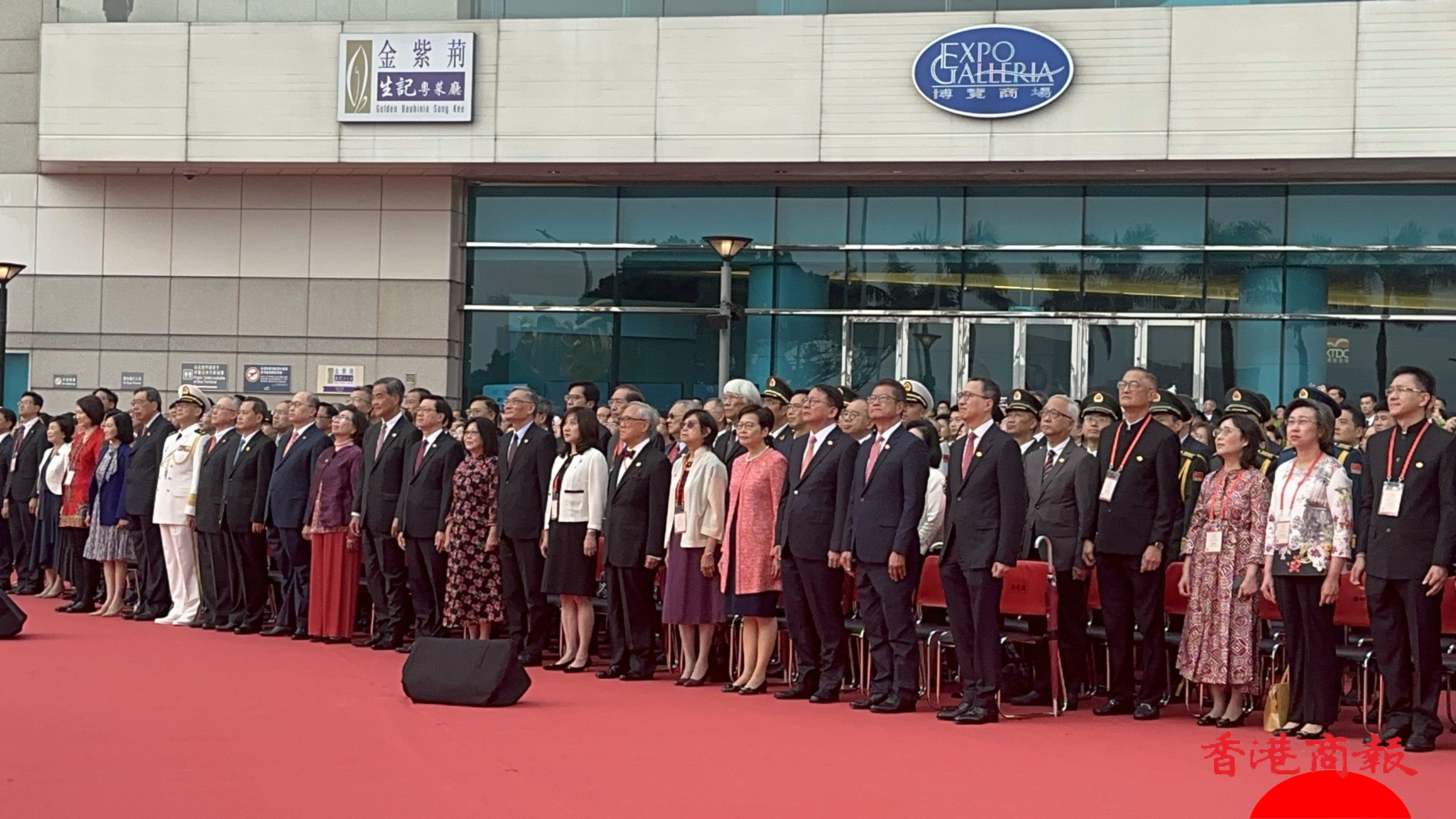 多圖丨慶國慶74周年 金紫荊廣場(chǎng)舉行升旗禮 李家超與社會(huì)賢達(dá)出席