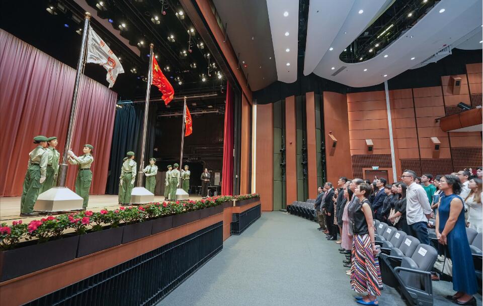 嶺大舉行升旗禮賀國(guó)慶74周年