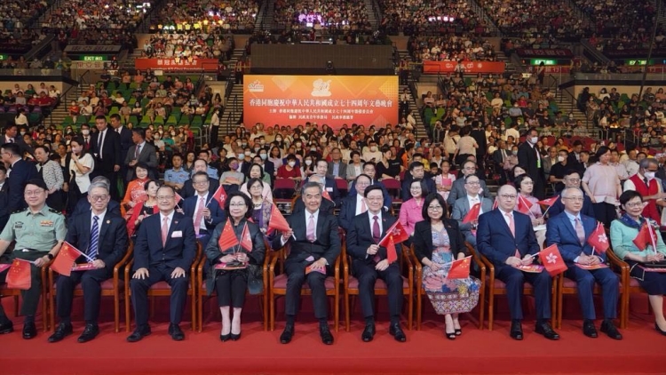 「國慶文藝晚會」精彩紛呈 梁振英：香港要用好「一國兩制」優(yōu)勢