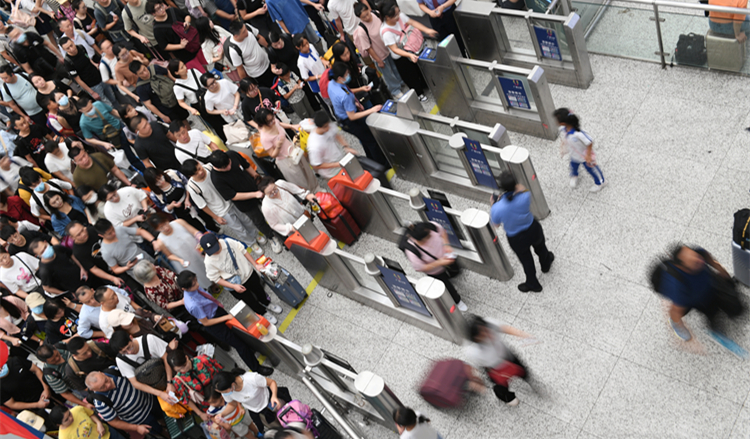 假期深圳各口岸迎客流車流高峰，深港「串門」持續(xù)熱絡(luò)