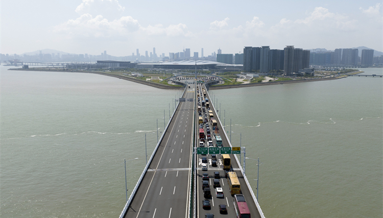 「一腳油逛粵」！「雙節(jié)」假期港珠澳大橋迎來出行高峰