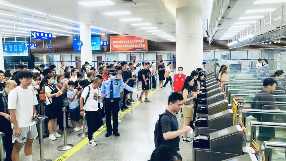 刷新紀(jì)錄！皇崗邊檢站查驗(yàn)出入境人員118萬人次