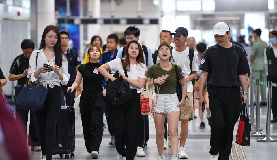 國(guó)家移民管理局：中秋國(guó)慶假期日均147.7萬(wàn)人次出入境