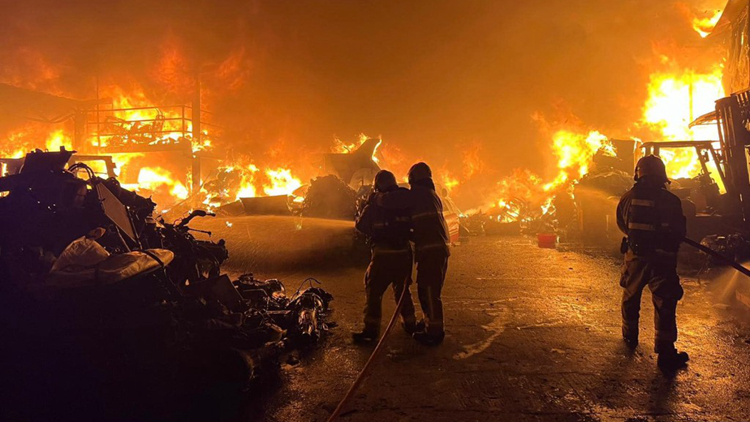 八鄉(xiāng)黃竹園回收?qǐng)霭l(fā)生起火 消防正在撲救