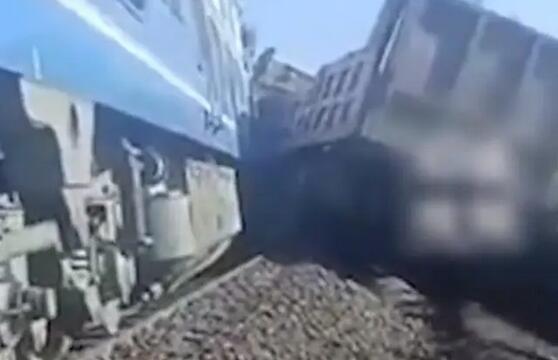 哈爾濱鐵路局通報(bào)凌晨旅客列車脫軌事故 乘客全部平安