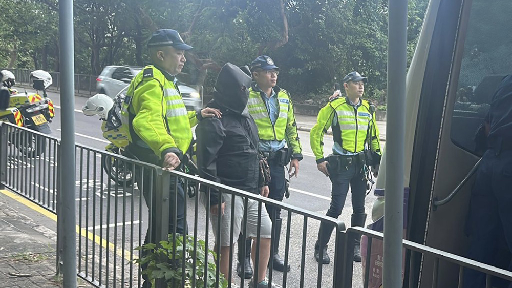 警方於香港仔截查旅遊巴 揭男司機(jī)涉藥駕