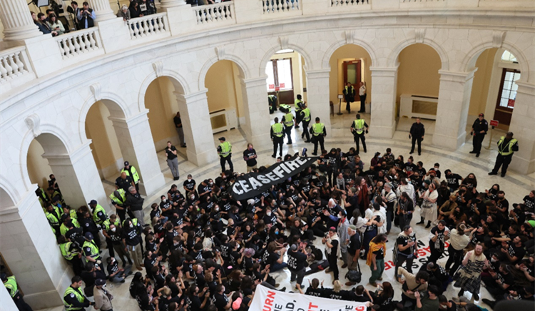 抗議者湧入美國會大廈籲巴以?；? 300餘人被捕