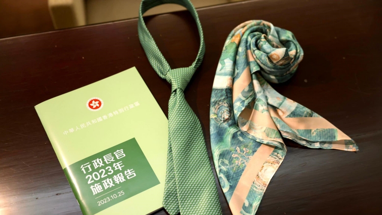 李家超：對香港很有信心 宣讀當日全班子同穿「綠領(lǐng)巾」