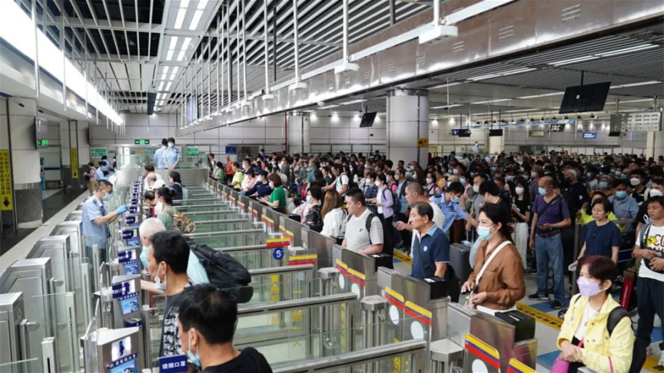 假期多口岸現(xiàn)人潮 劉國(guó)勳冀延長(zhǎng)陸路口岸開放時(shí)間