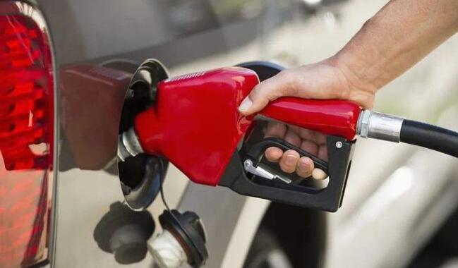 油價(jià)下調(diào)！加滿一箱92號(hào)汽油少花2.5元