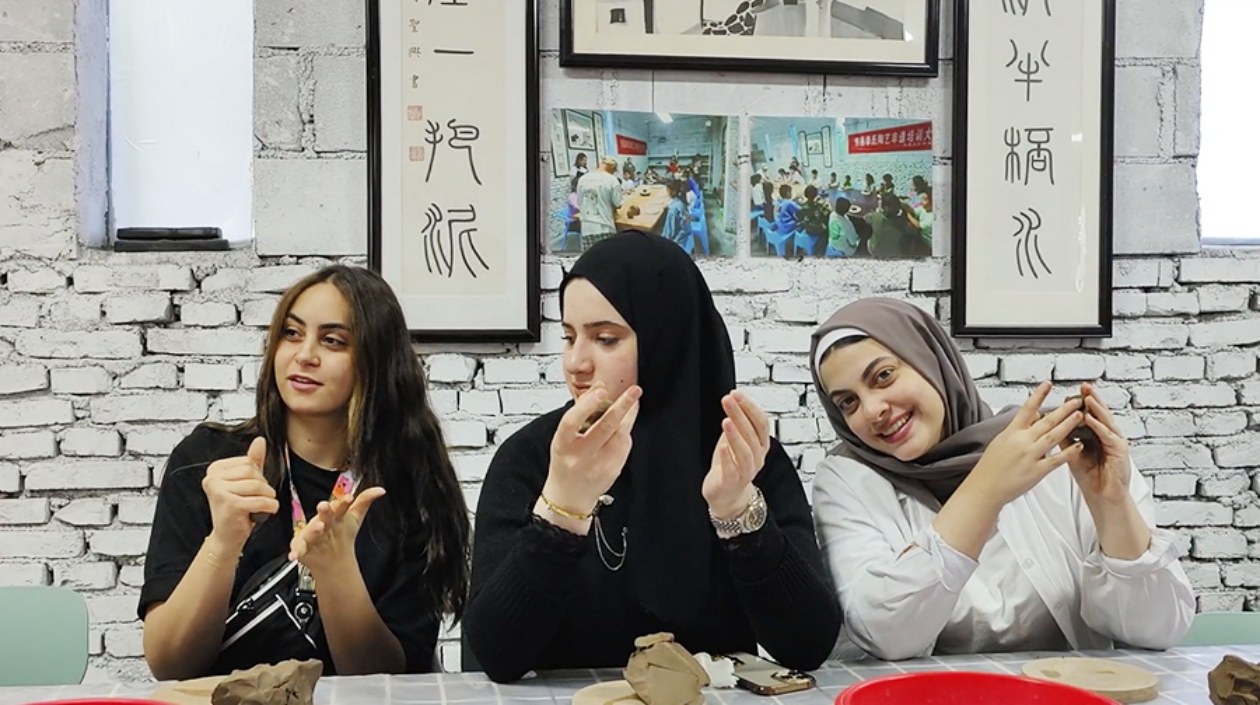 外國留學(xué)生在山東聊城陶藝館裏慶重陽