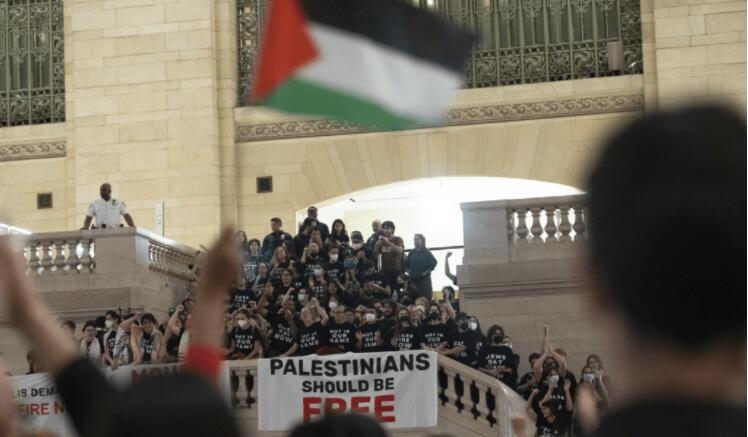 巴以衝突｜以軍稱(chēng)擴(kuò)大對(duì)加沙地面戰(zhàn) 紐約猶太人舉行反戰(zhàn)遊行