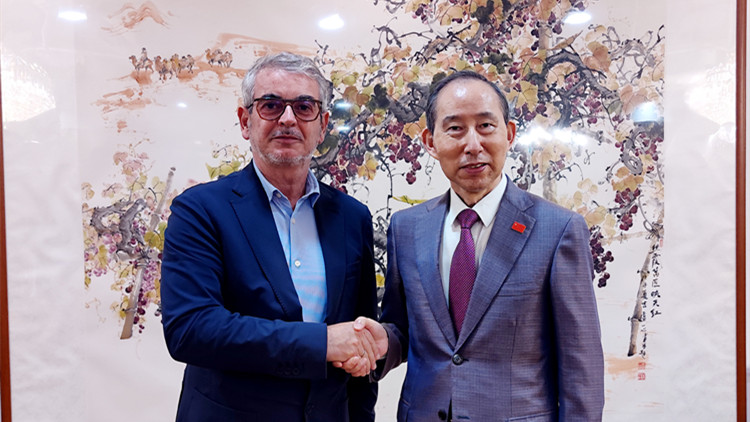 龍宇翔與法國(guó)國(guó)際葡萄與葡萄酒協(xié)會(huì)主席尼古拉親切會(huì)見(jiàn)