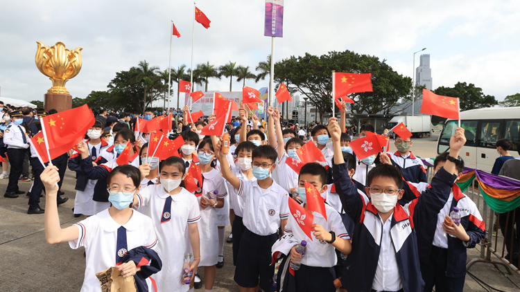 立法會(huì)通過議員議案 更深入和廣泛開展愛國(guó)主義教育