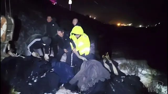 營口：雪天貨車遇險(xiǎn) 交警救援解困