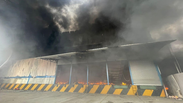 追蹤報(bào)道 | 流浮山貨倉及回收場三級(jí)火 2名消防員受傷送院