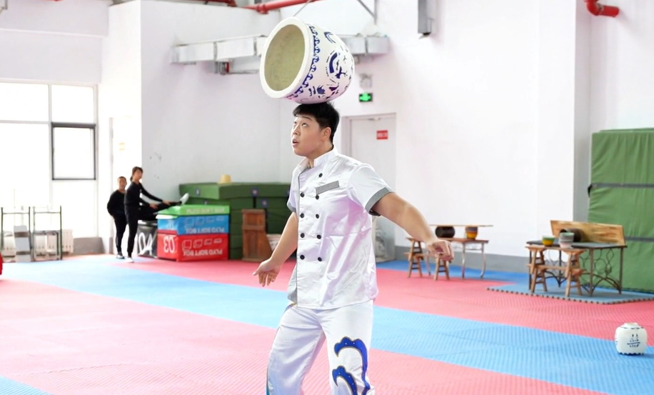 外國友人體驗(yàn)山東寧津雜技