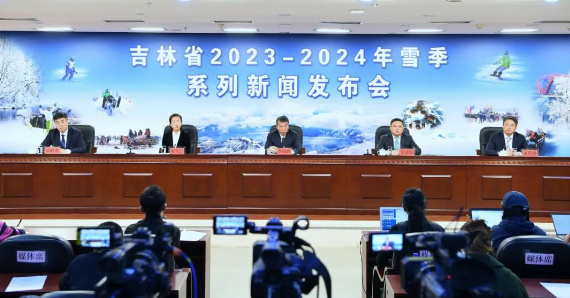 粉雪溫泉 霧凇漂流 不封山 只瘋玩 這個(gè)冬天共赴長白山冰雪之約