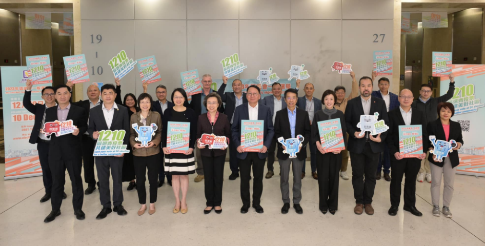 陳國基率團隊「洗樓」派傳單 籲公務員同心撐區(qū)選